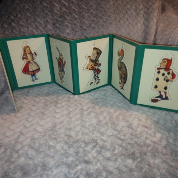 Alice in Wonderland: A Book of Ornaments - Picture 4 of 6